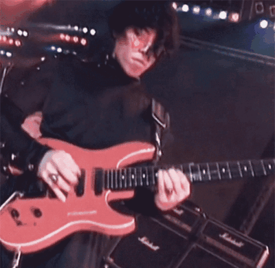 除了弹吉他录歌以外,他还要扛起beyond的设计工作.