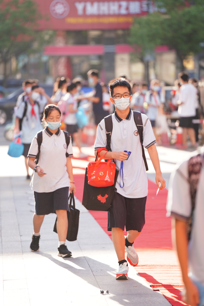 开学第一天杭州师范大学东城中学学生拿到特殊奖励开启新学期