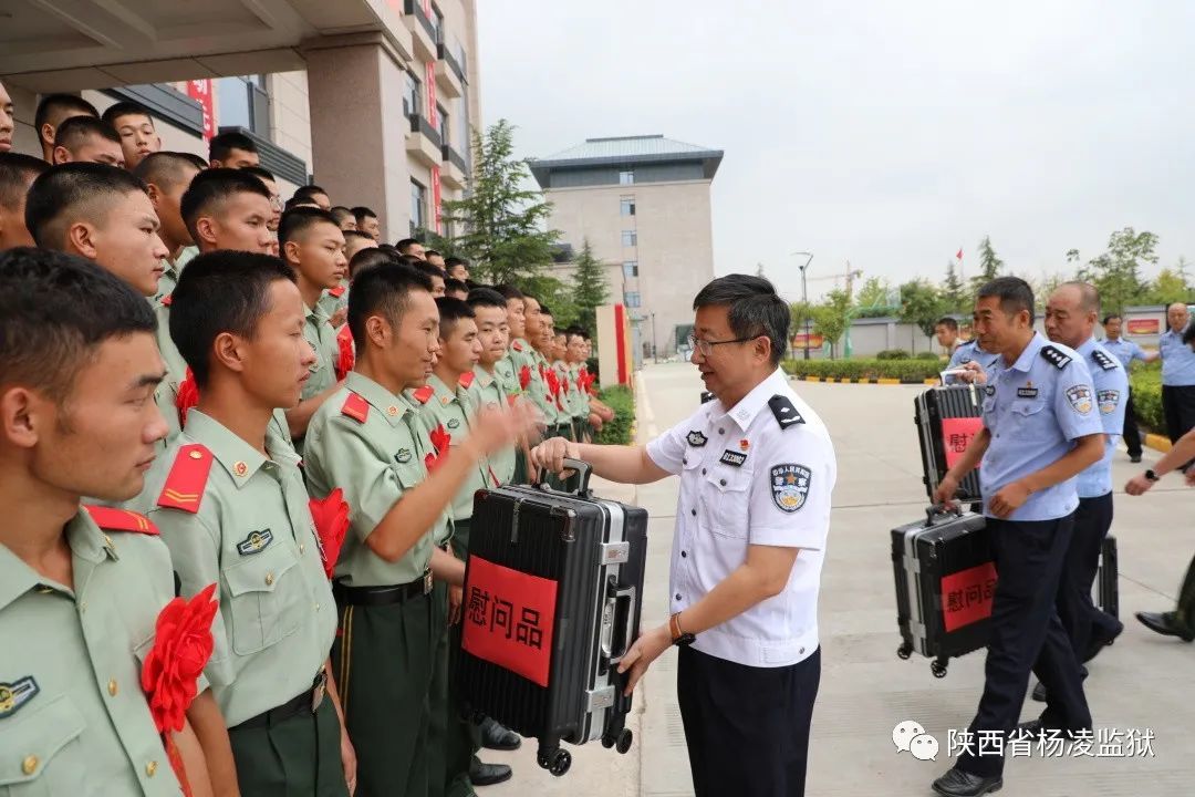 杨凌监狱党委班子慰问即将退伍的驻监武警战士