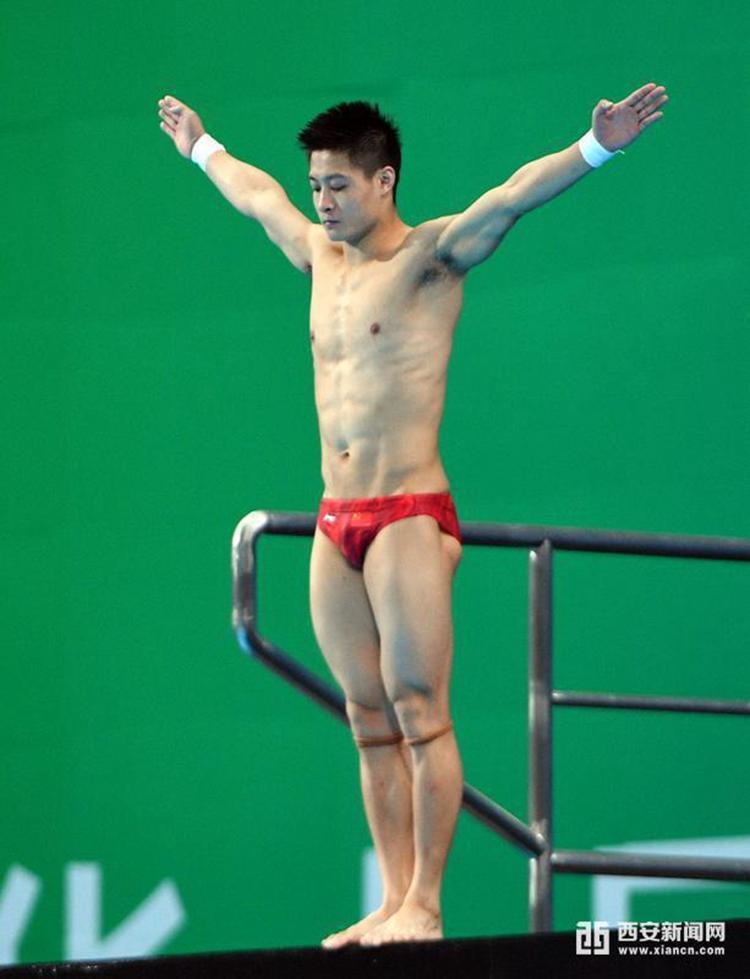 杨健征服世界最高难度动作 中国跳水男团长安鼎内"秀绝活"
