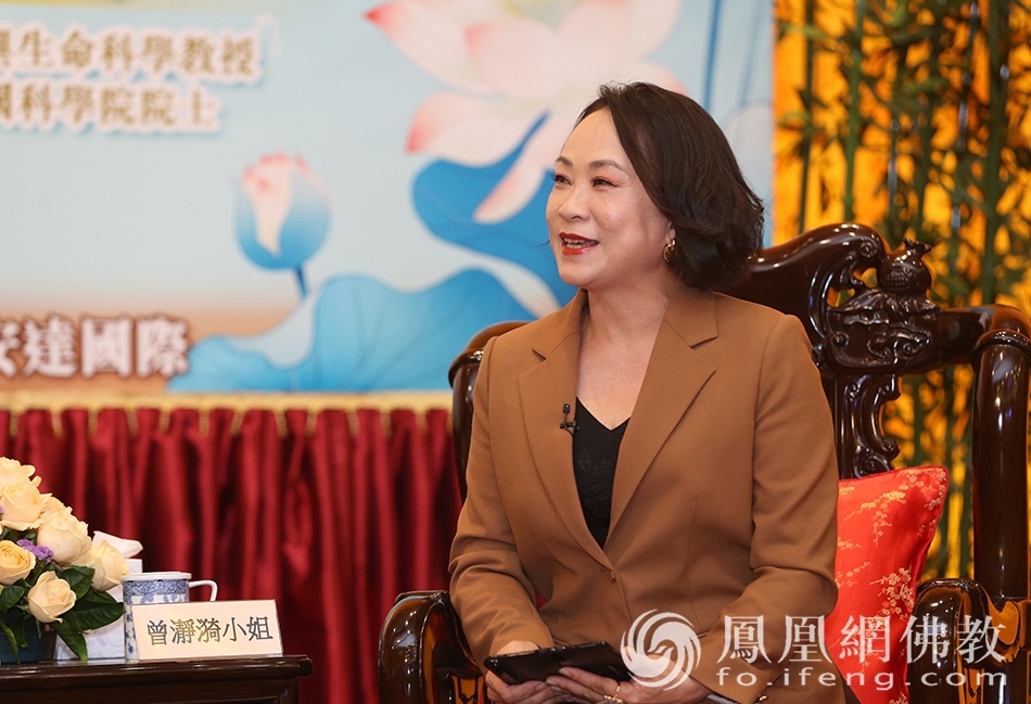 凤凰卫视节目主持人曾瀞漪(图片来源:凤凰网佛教 摄影:香港佛教联合