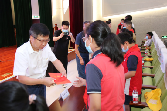 画溪街道党工委委员黄逸,街道工会主席吴如松,超威集团党委副书记