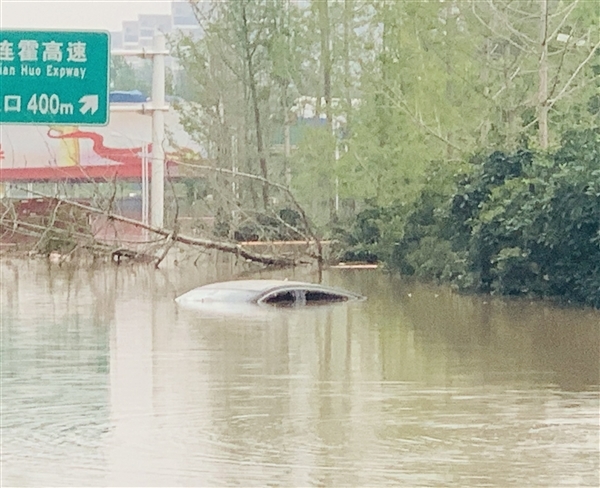 河南暴雨 泡水报险车辆已超8万辆:损失10亿元以上