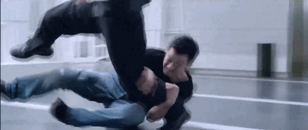 还有别人跟他认真打架时…… 他毫无武德可言的两个大嘴巴子.