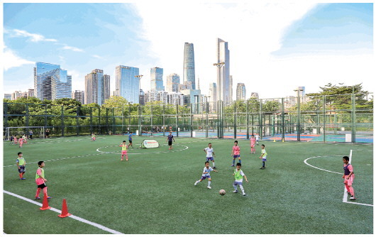 9月4日,广州市二沙岛体育公园内,孩子们在踢足球. 新华社记者黄国保摄