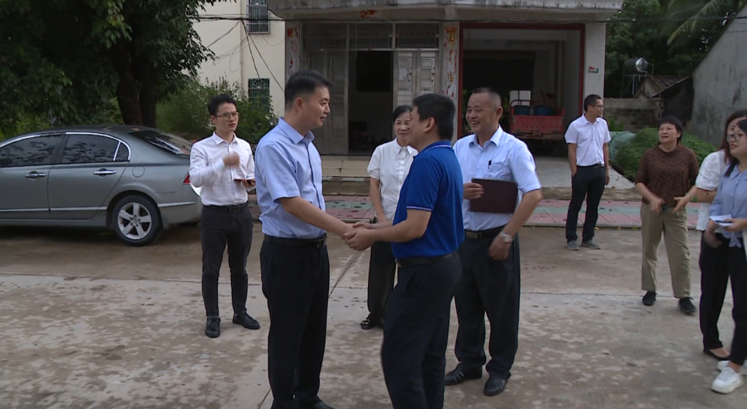 9月6日,保亭县委书记穆克瑞,县委副书记,县长王惠仙看望慰问了保亭县