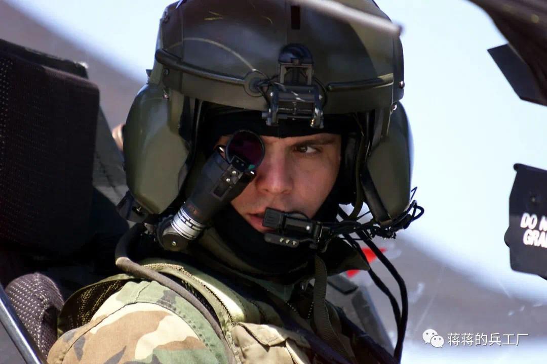 全员蜻蜓人美军测试新型军用头盔造型独特