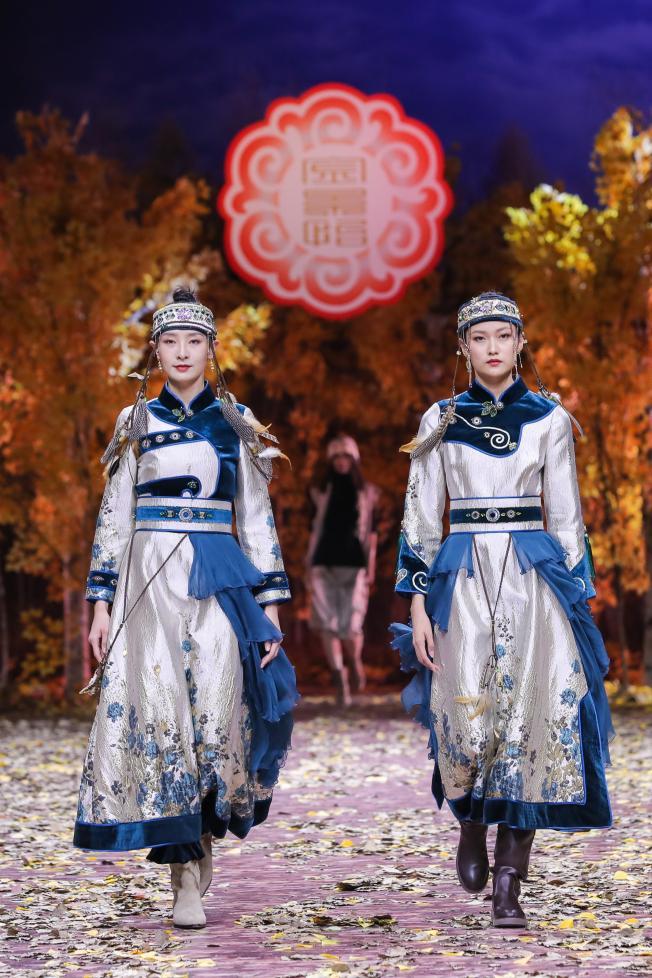 以时尚语言讲述民族故事 中国国际时装周上演鄂伦春族文化服饰秀
