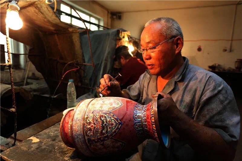 大厂景泰蓝制作技艺传承人进行点蓝工序.