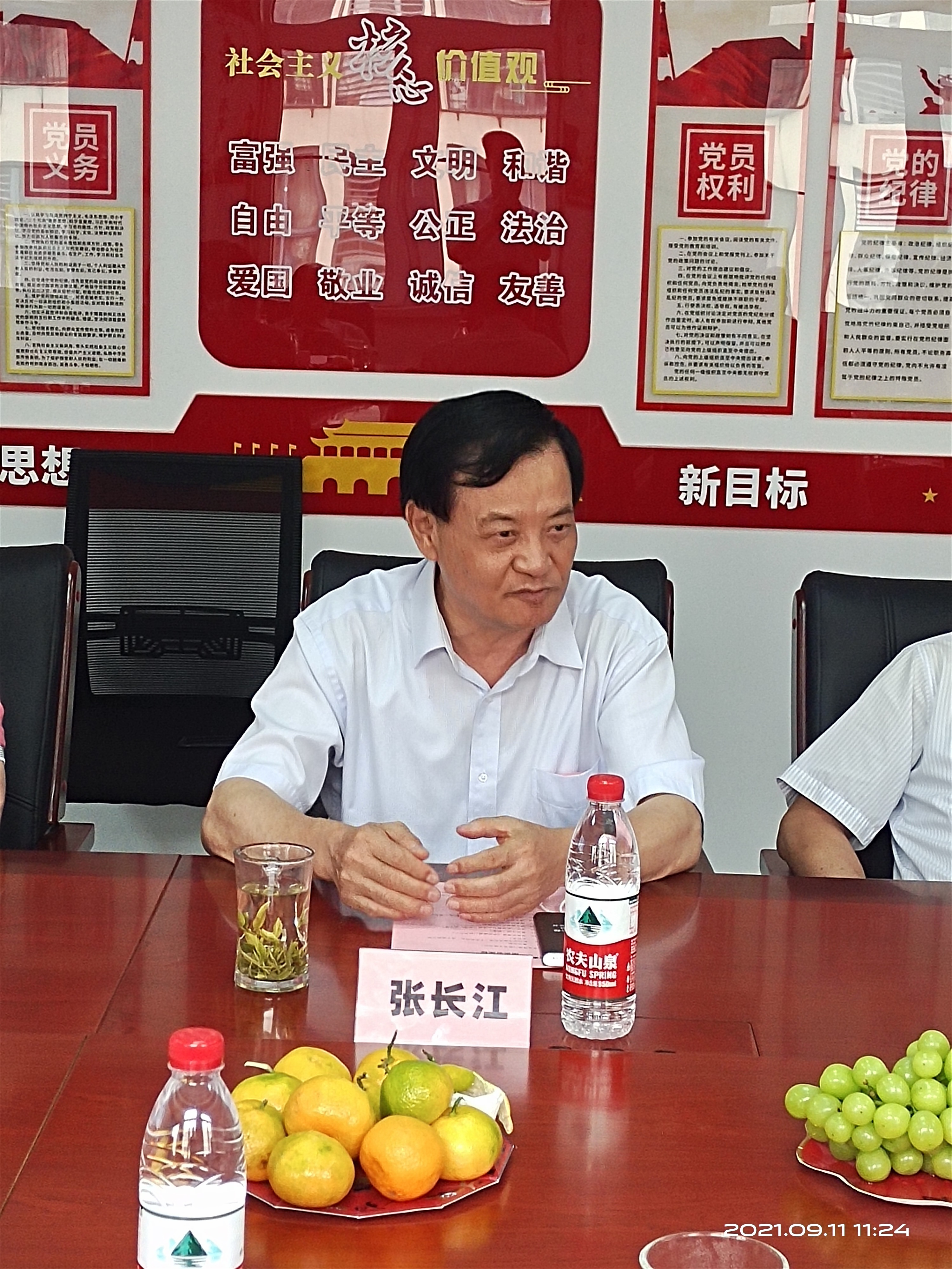 座谈会上,会长张长江,秘书长武治勇及老同志龙亚伟,胡洽经,王鼎等纷纷