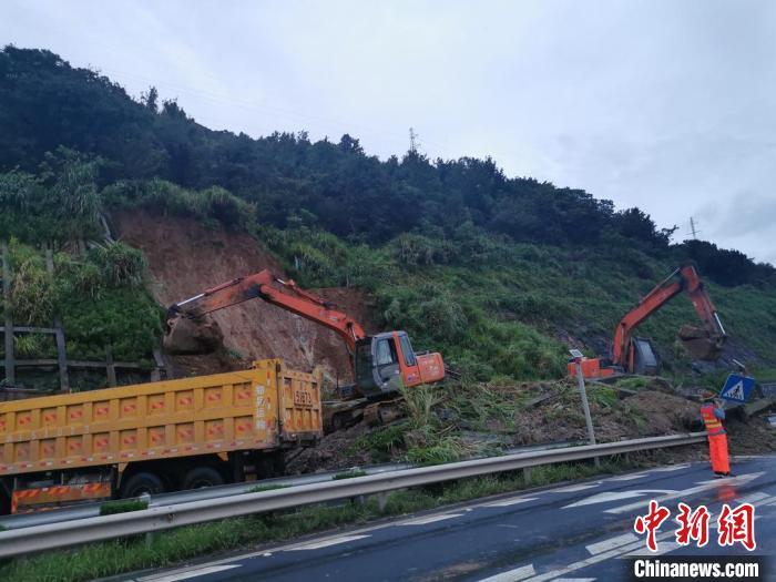 浙江临海一处山体发生垮塌致351国道中断 当地连夜抢险