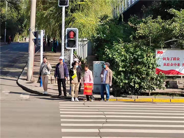 鸡西交警联手市直机关企事业单位开展文明交通劝导活动