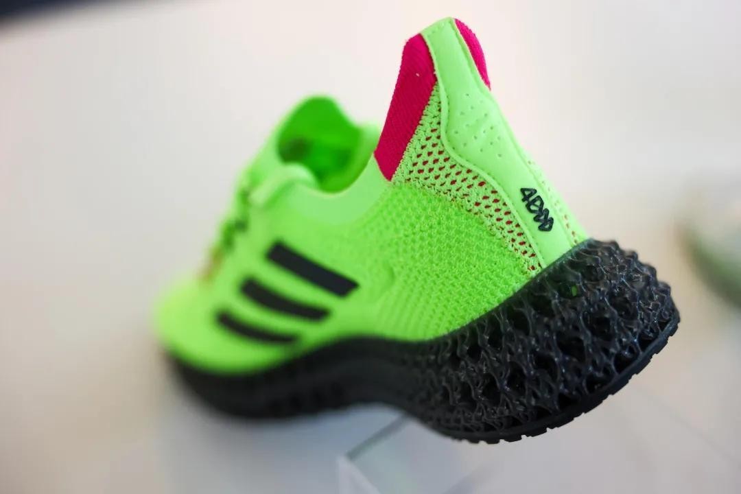 和 4d 跑鞋产品的成列中,可以发现从 2015 年 adidas 研发 3d 概念鞋