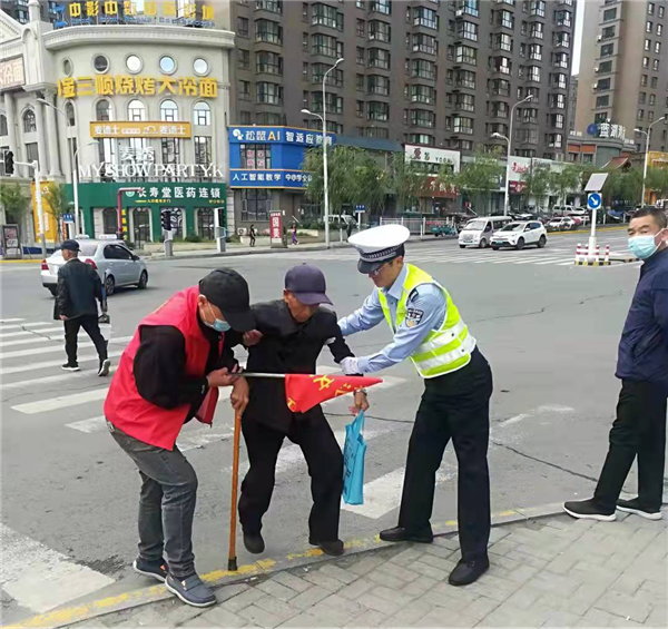 鸡西交警联手市直机关企事业单位开展文明交通劝导活动