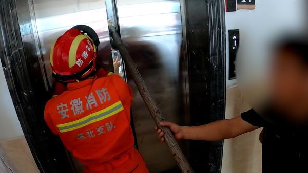 安徽淮北17名高校女生被困电梯约半小时消防5分钟救出
