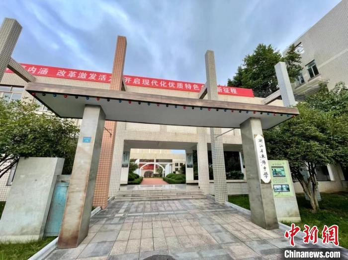 浙江省东阳中学重建的两座富有年代感的大门 张斌 摄