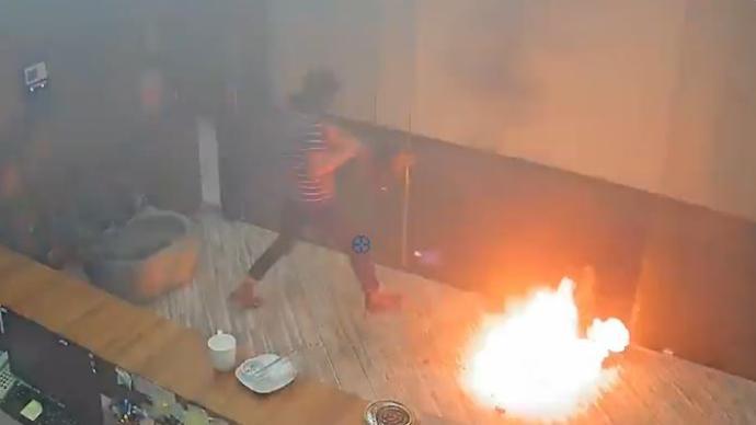 电瓶爆燃视频曝光上海一公司有人在室内违规充电险酿火灾