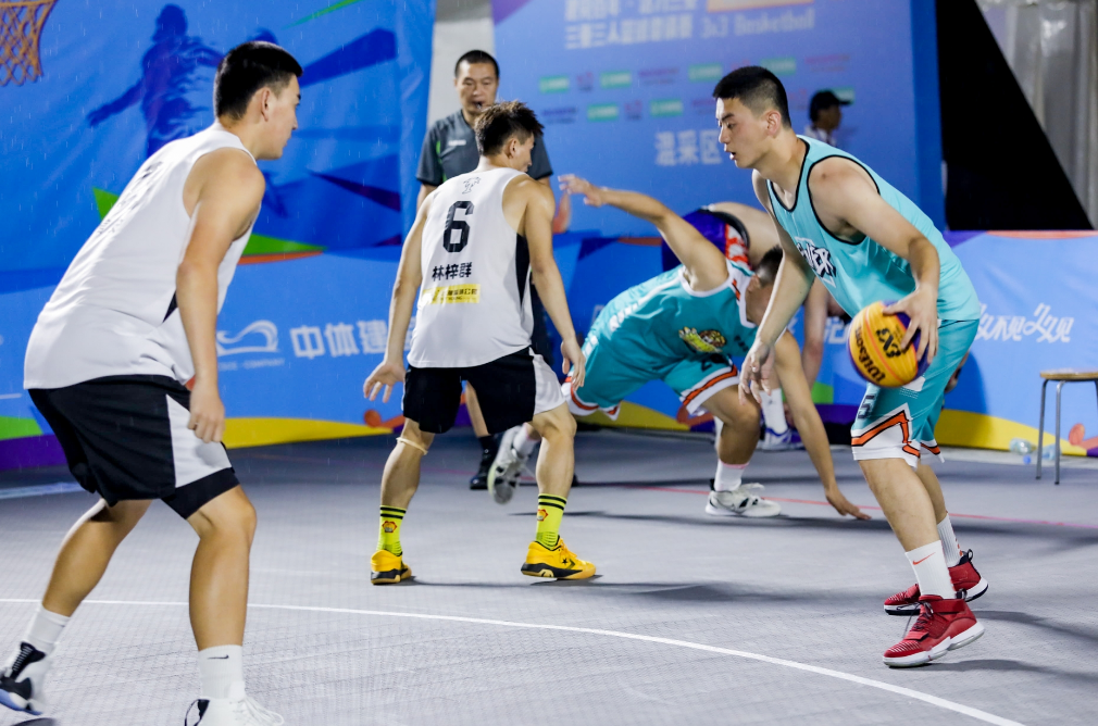 海南>新闻资讯>综合资讯>正文> 首场比赛由广西禄丰篮球俱乐部代表队
