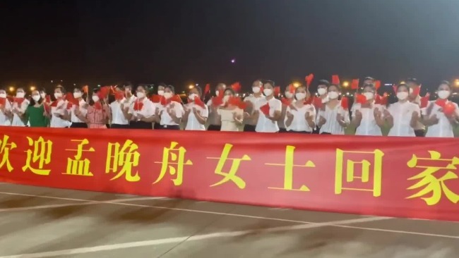 机场停机坪上欢迎队伍拉起横幅欢迎晚舟回家