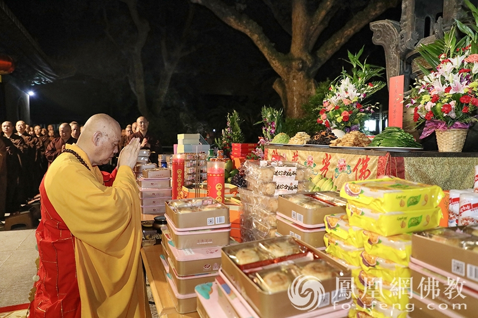 月光菩萨圣诞日,普陀山普济禅寺举行拜月祈福法会