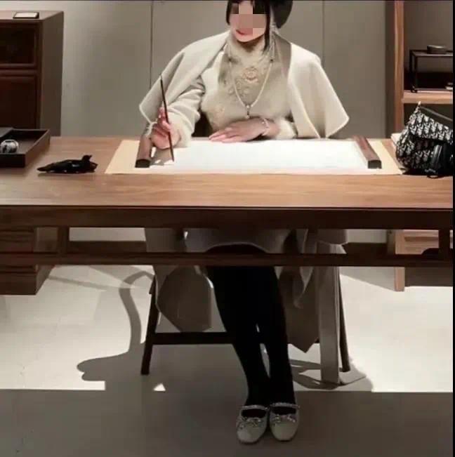 佛媛火了女网红寺庙打擦边球炫富衣着不雅媒体狐狸尾巴穿了袈裟也藏不