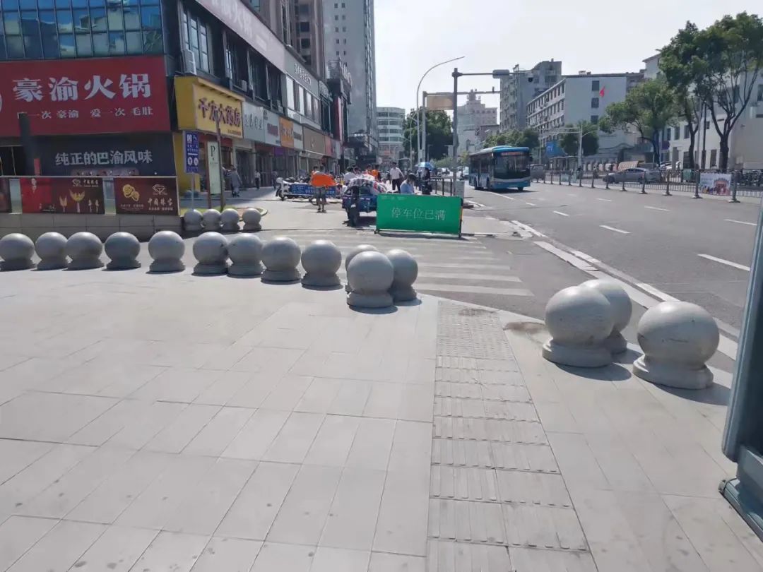 上饶广信区新城吾悦广场石墩放置过密 老人小孩容易摔跤