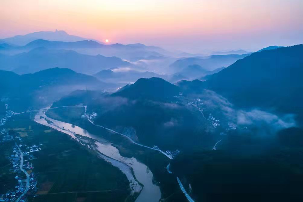 安庆岳西:河水潺潺 风景如画