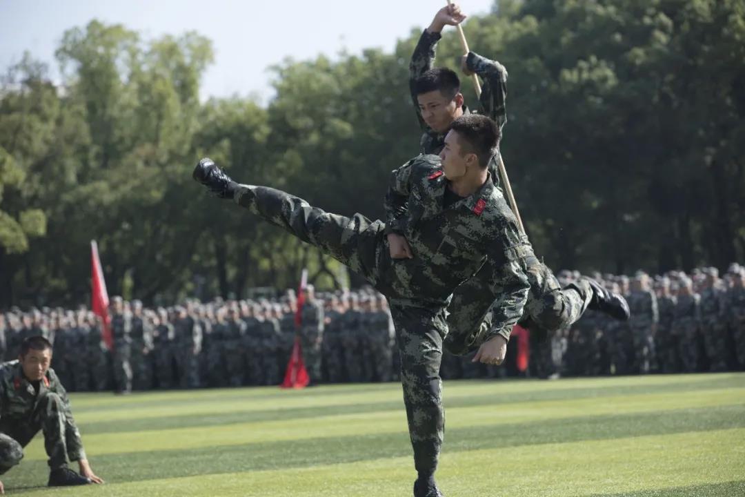 嘉兴南湖学院举行2020级学生军训阅兵式暨表彰大会