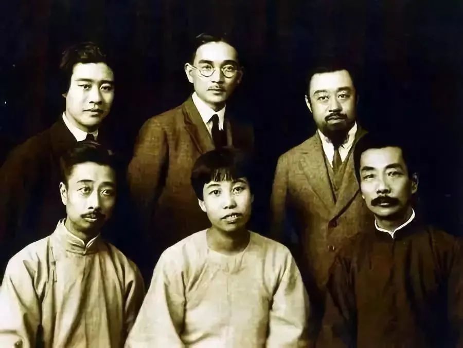 1927年10月4日,鲁迅与许广平,周建人等人合影10资深影迷"日日喝酒,看