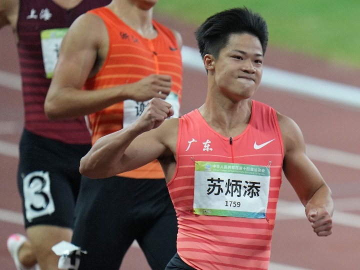 9月21日,广东队选手苏炳添在比赛中冲过终点后庆祝,他以9秒95的成绩