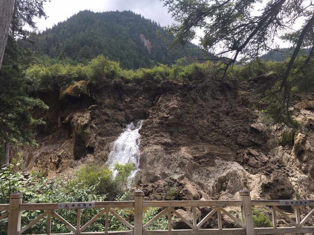 地震后,九寨沟诺日朗瀑布发生垮塌地震后的景区栈道