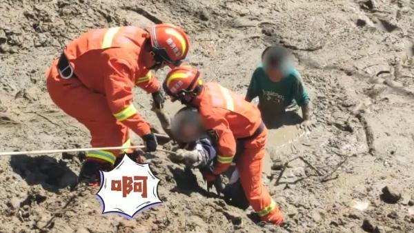 女孩拍照深陷淤泥消防用救援绳拉拽救出