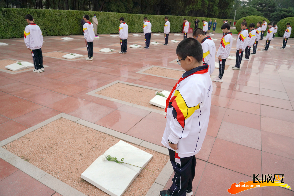 唐山:少年祭英魂 烈士精神永流传