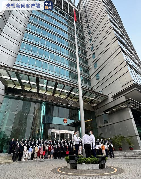外交部驻香港特别行政区特派员公署举行升旗仪式△中国人民解放军驻