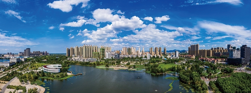 加强城市治理,改善人居环境,铜官区文明创建取得新成效.图为翠湖之滨.