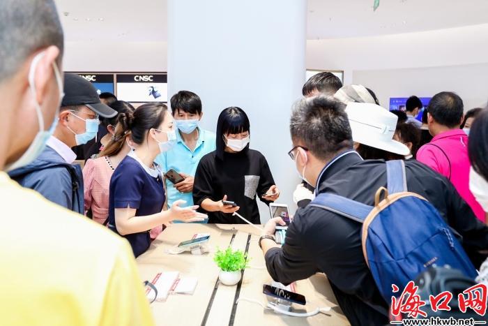 顾客在数码区体验产品.(三亚中服免税供图)