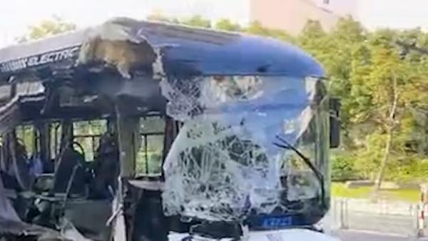 上海一公交车撞路灯杆车外壳大面积破损无人伤