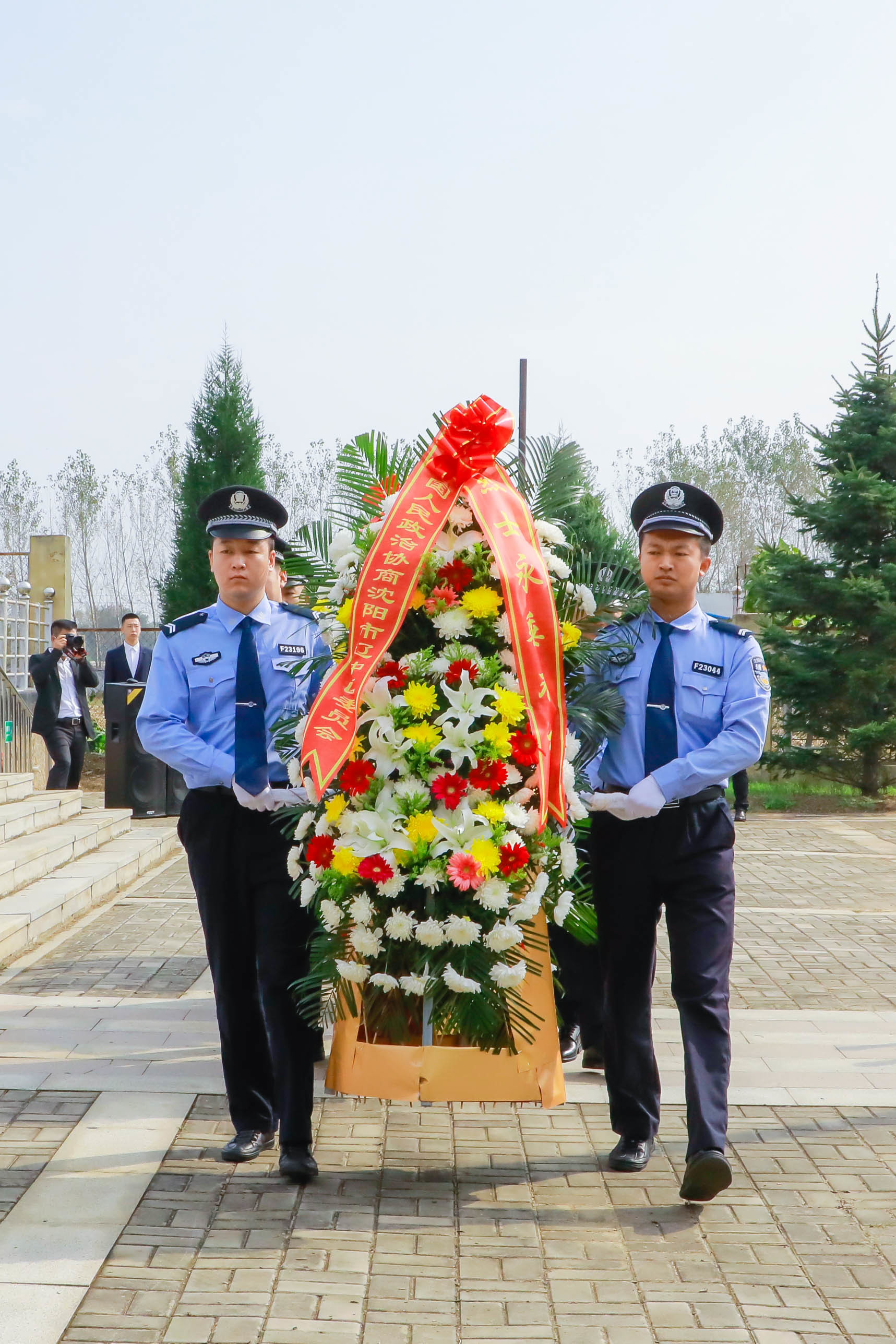 沈阳市辽中区向烈士纪念碑敬献花篮