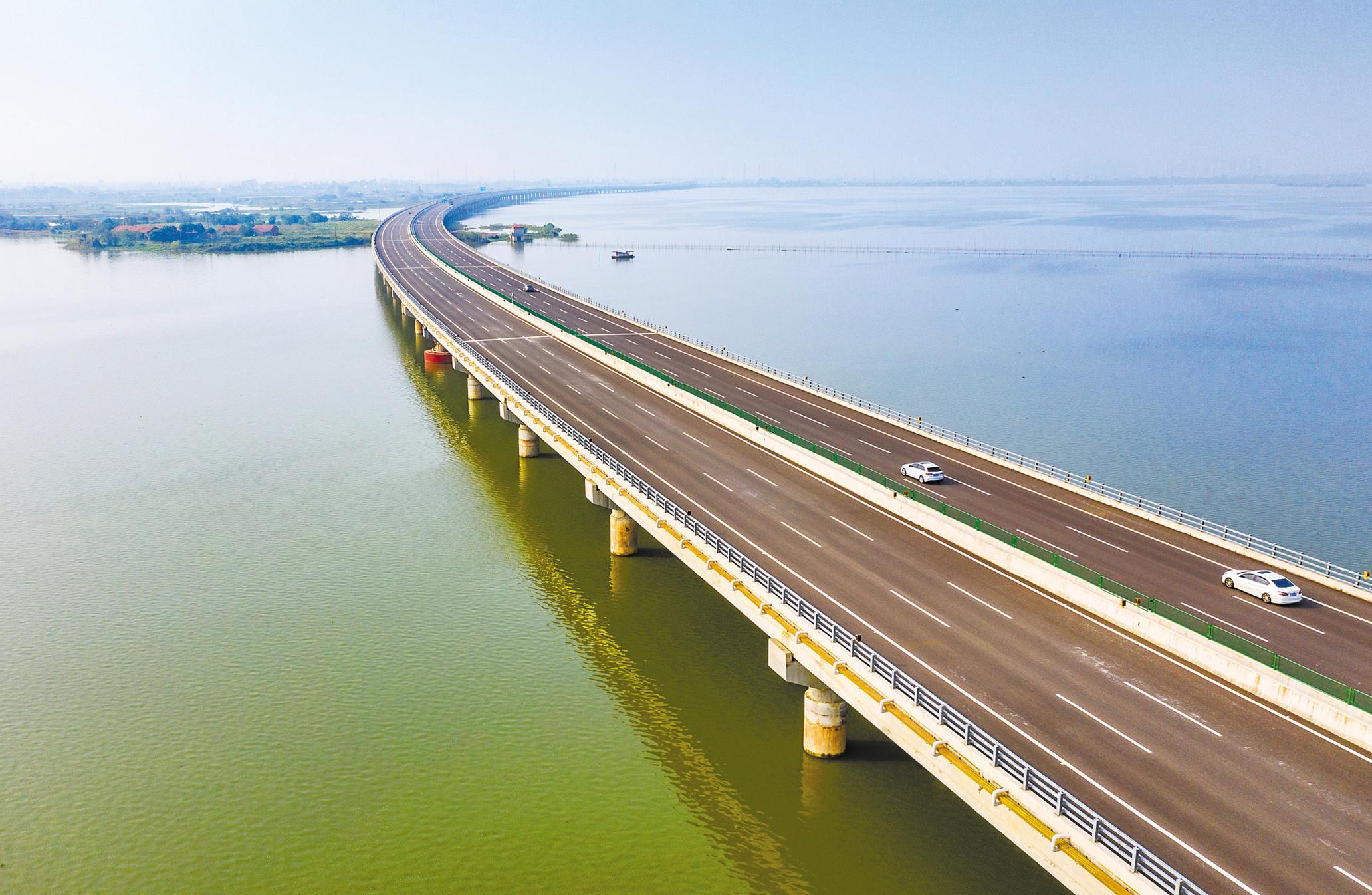 7亿元的鄂咸高速公路正式通车.图为车辆在该公路五四湖特大桥段行驶.