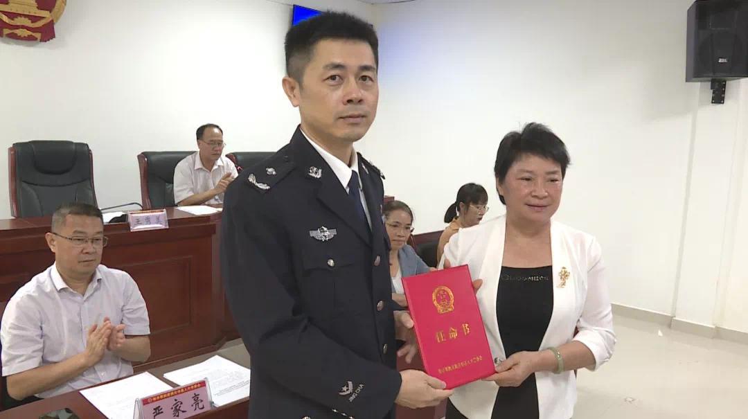 保亭县十五届人大常委会第四十二次会议召开