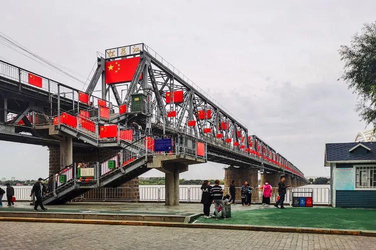 哈尔滨滨洲铁路桥再成"祝福桥"