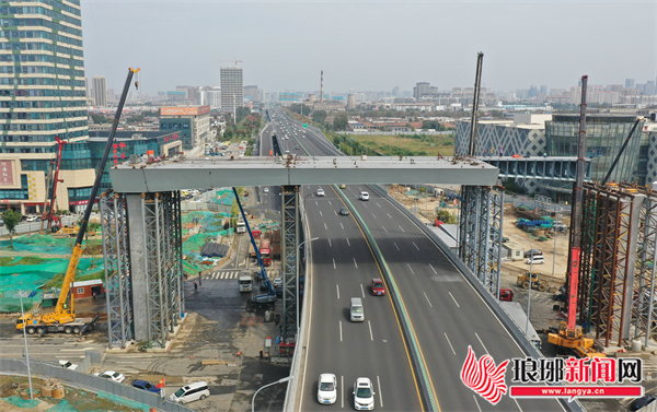 双跨临沂陶然高架跨京沪高速进行中沂河高架跨越蒙山高架