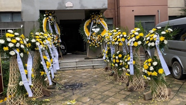 小区楼门洞摆花圈放电影祭奠亲人 物业:不提倡但也没办法