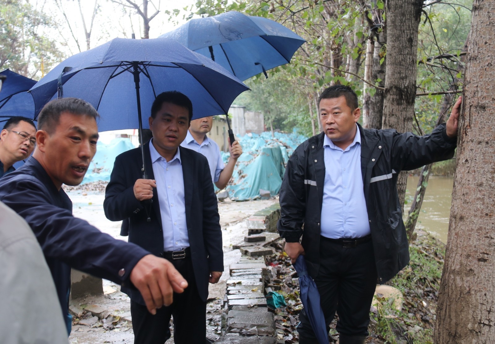 聊城市东昌府区委副书记区长巴海峰冒雨检查指导城区防汛工作