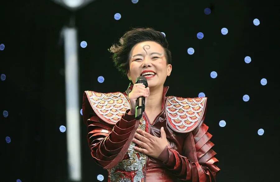 第二年,她以一曲《斑竹泪》获得cctv青年歌手大奖赛专业组银奖.