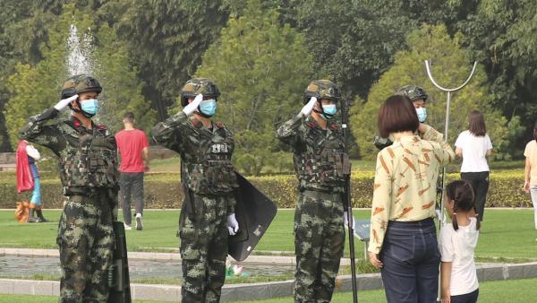 景区温暖一幕游客带5岁女儿向执勤武警敬礼