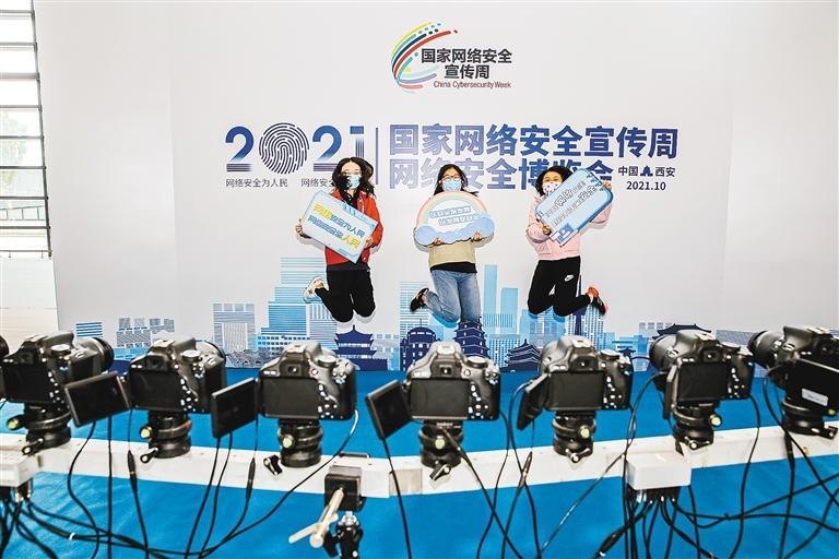"我去年刚入党,能以这种特别的方式在建党100周年为党"打call",很有