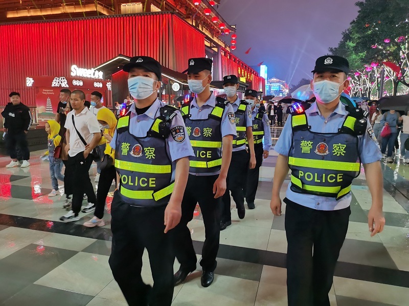 图为 国庆节期间,民警在大唐不夜城巡逻执勤中.