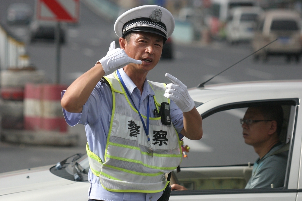 民警李涌牺牲细节公布,为救执法对象不幸从高速路护栏摔下