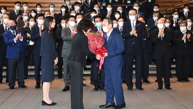 现场菅义伟正式辞任日本首相在官员掌声中离开首相府